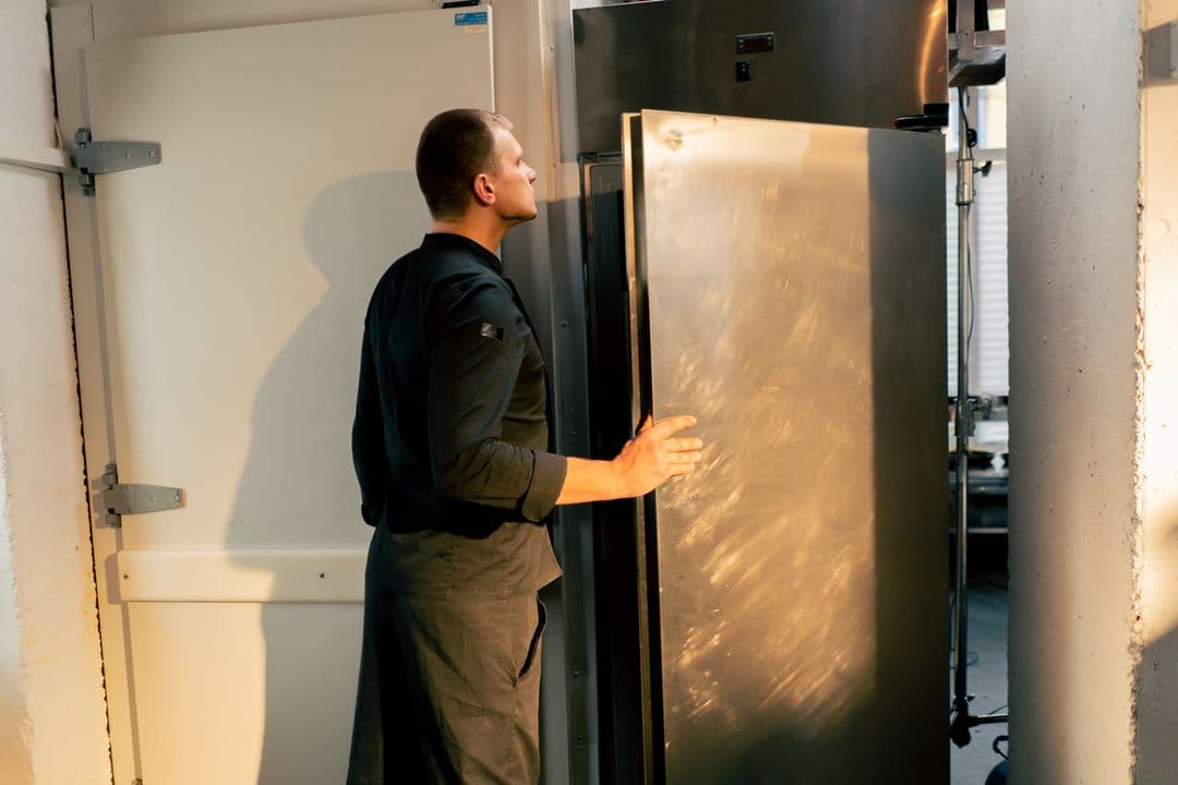 Kok bekijkt de koeling